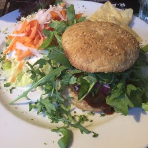 Popeye-Burger mit Couscous-Salat